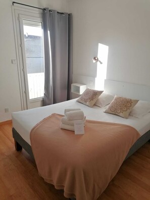 Seprai premium, dilengkapi dengan perabotan berbeda-beda, dan meja kerja