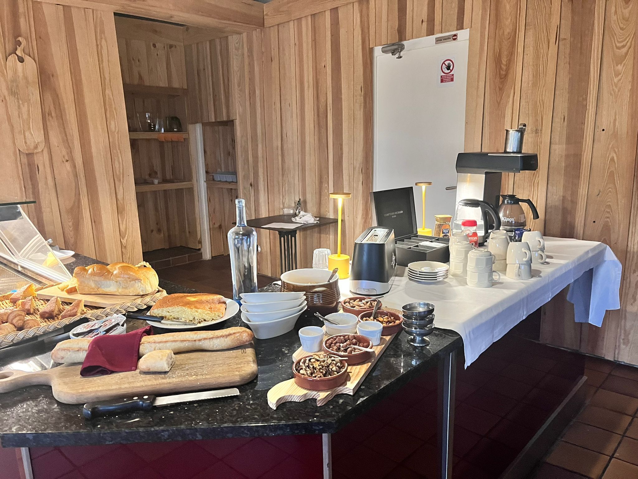 Petit déjeuner buffet (10 EUR par personne)