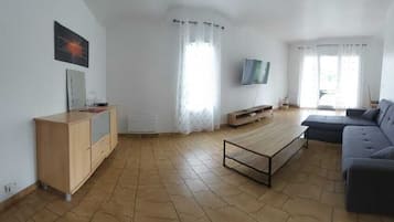 Traditional Villa | Living area | Flat-screen TV, books