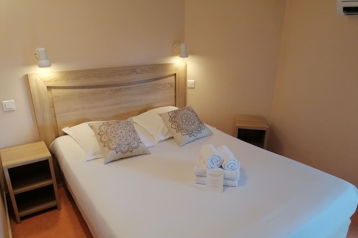 Standaard kamer | Luxe beddengoed, een bureau, geluiddichte muren, gratis wifi