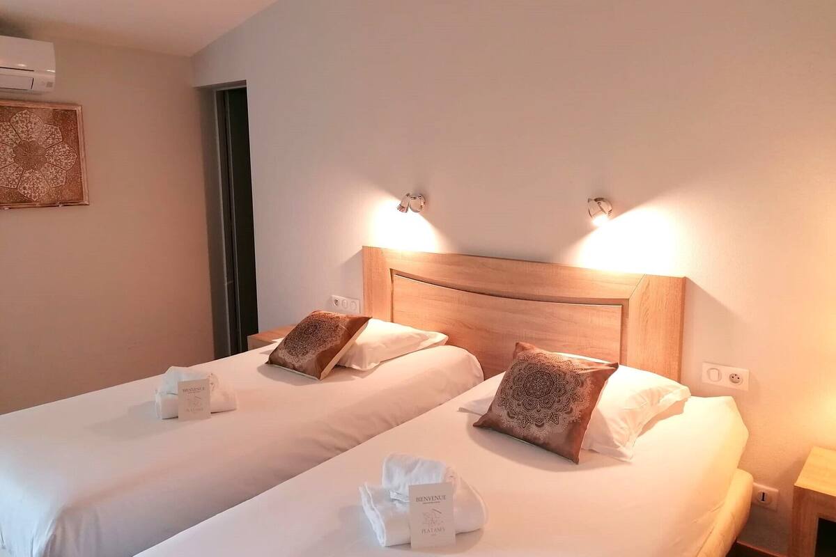 Luxe beddengoed, een bureau, geluiddichte muren, gratis wifi