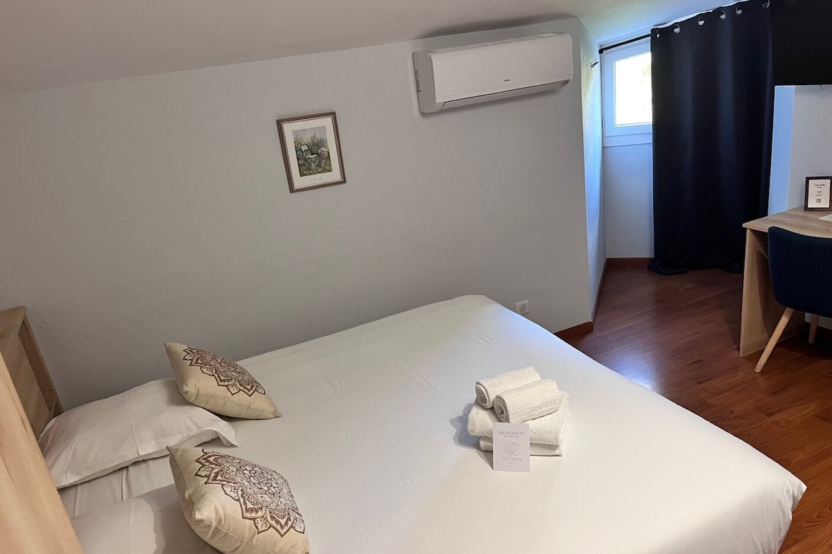 Luxe beddengoed, een bureau, geluiddichte muren, gratis wifi
