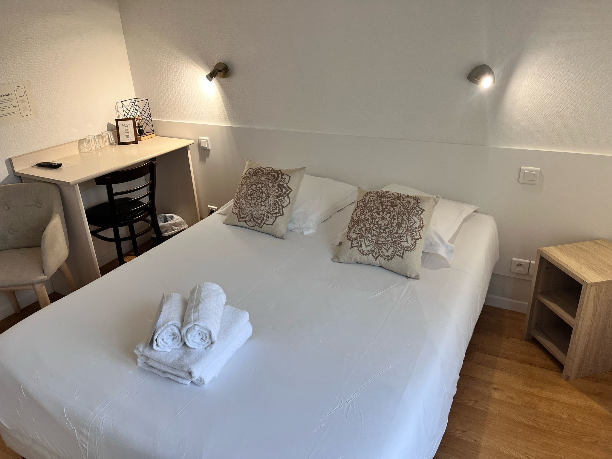 Premium bedding, desk, soundproofing, free WiFi