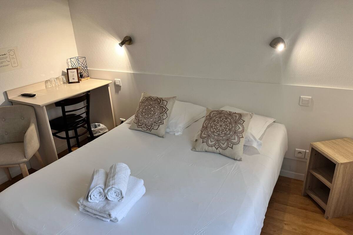 Luxe beddengoed, een bureau, geluiddichte muren, gratis wifi