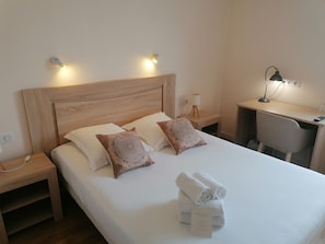 Chambre Standard | Literie de qualité supérieure, ameublement personnalisé, bureau