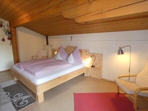3 bedrooms, internet, bed sheets