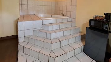 Rom – honeymoon, 1 kingsize-seng, massasjebadekar | Wi-fi (inkludert) og sengetøy