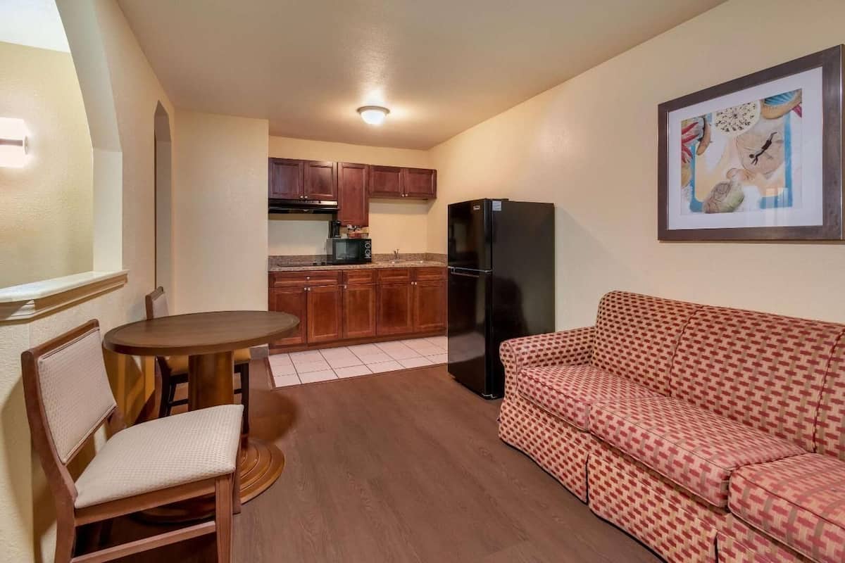 Basic-rum - 1 kingsize-säng | Eget kök