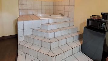 Chambre Standard, 1 très grand lit, fumeurs | Wi-Fi gratuit, draps fournis