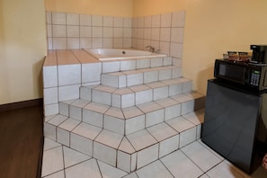 Jacuzzi Room, 1 King Bed, Smoking | Free WiFi, bed sheets