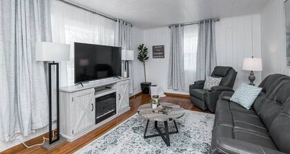 Discounted Oasis! 5 Star-3 Bedroom Showstopping Duplex 4 Minutes to Mayo Clinic!