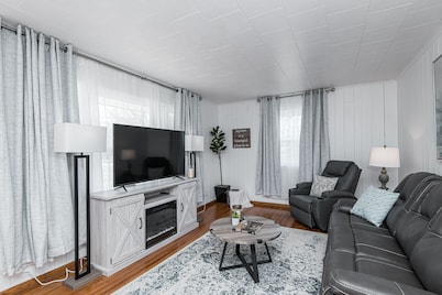 Discounted Oasis! 5 Star-3 Bedroom Showstopping Duplex 4 Minutes to Mayo Clinic!