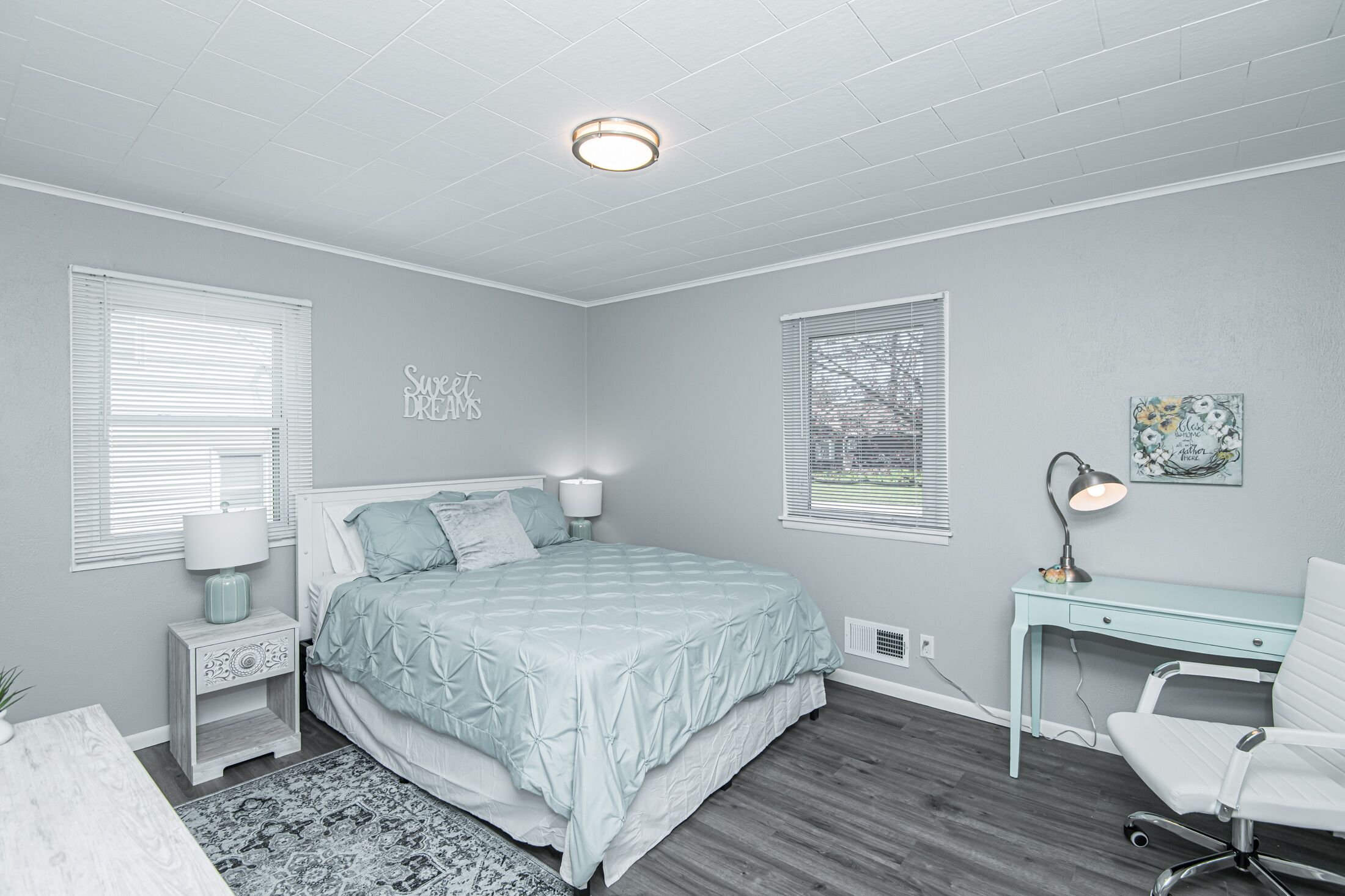 3 bedrooms, desk, iron/ironing board, travel cot