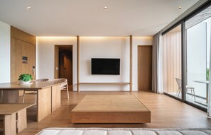 Family Suite | 起居區 | 45-吋智慧型電視、數位頻道、Netflix、串流服務