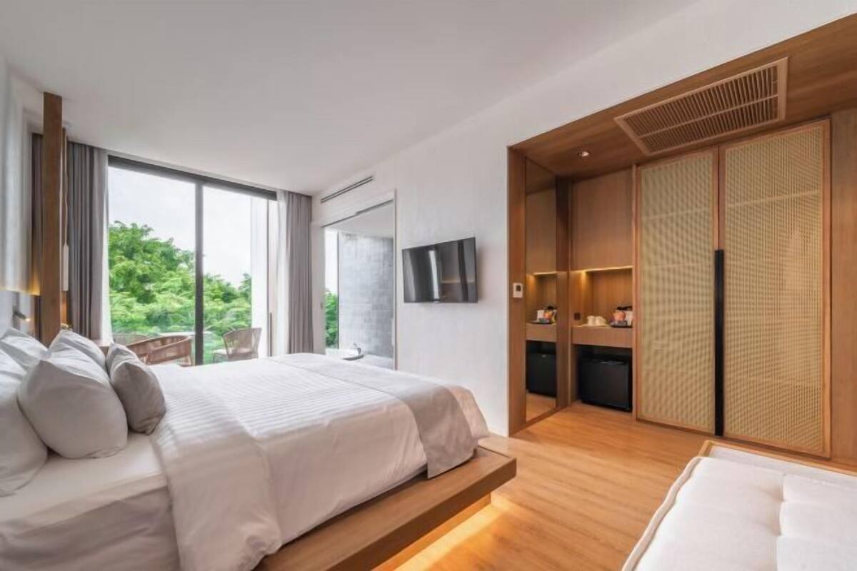 Minibar, in-room safe, laptop workspace, blackout drapes