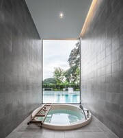 Grand Deluxe Pool Access | Baño | Ducha, secador de pelo, albornoces y zapatillas