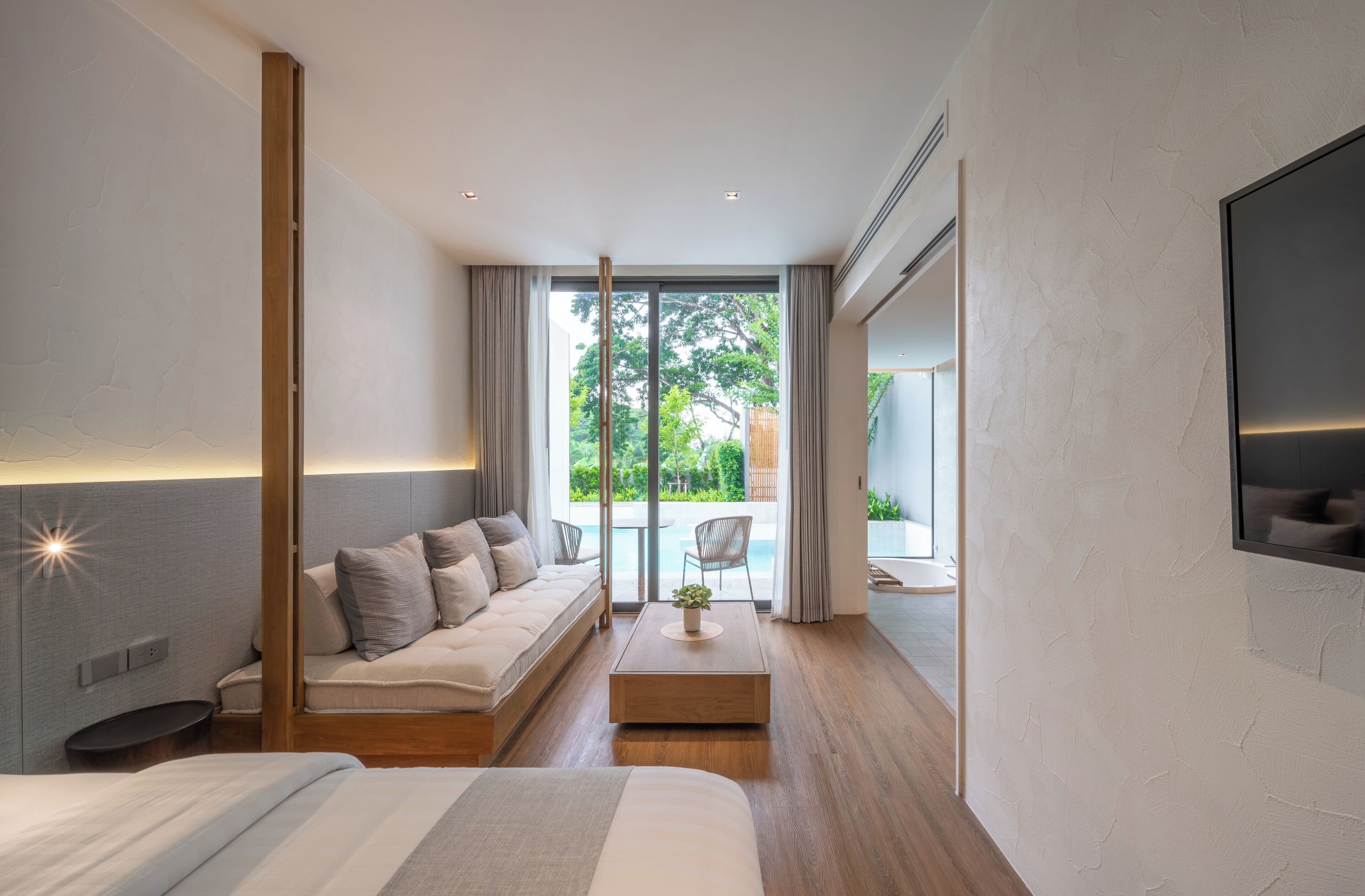 Grand Corner Pool Access | 迷你吧、房內夾萬、手提電腦工作空間、遮光窗簾/窗簾