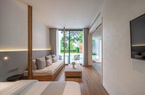 ميني بار وخزنة داخل الغرفة ومساحة عمل للكمبيوتر المحمول وستائر تعتيم