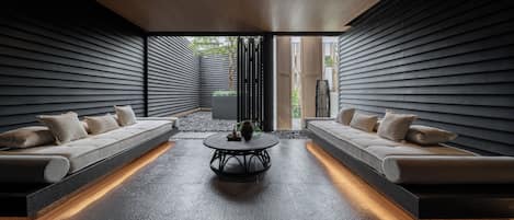 Couples treatment rooms, body treatments, deep-tissue massages
