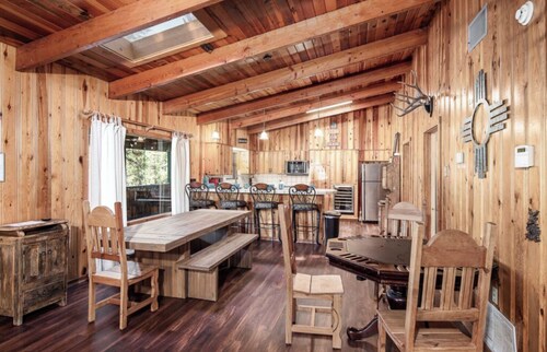 Stargazer - Beautiful Cabin - Huge covered decks, hot tub, wildlife