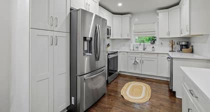 Cozy Home w/ Private Deck + Smart TVs, DT Marietta & ATL