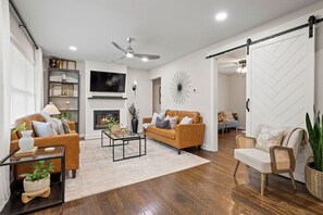 Smart TV, chimenea, tenis de mesa y libros 