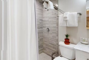 Dusche, Haartrockner, Handtücher, Seife