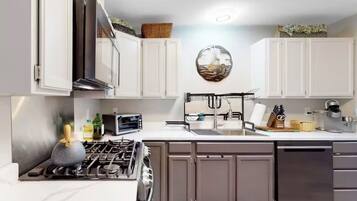 Kylskåp, mikrovågsugn, ugn och spishäll