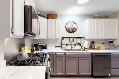 Quiet Oasis in Central Eureka with Wi-Fi, Tempur-Pedic Bed, Garage & EV Charger
