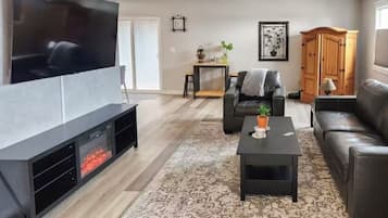 Smart-tv, eldstad, böcker och printers