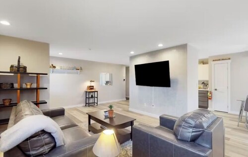 Quiet Oasis in Central Eureka with Wi-Fi, Tempur-Pedic Bed, Garage & EV Charger