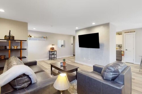 Modern Comfortable Oasis w/ EV Charger – Eureka