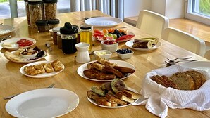 A breakfast table with various food items and utensils. - Le Camp Caché Shefford (Shefford)