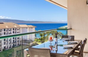 Outdoor dining - Maui Resort Rentals: Honua Kai - 4 Total Bedrooms,  8th Floor "Penthouse" Ocean AND West Maui Mountain Views, Deluxe Corner Floor Plan! (Lahaina)
