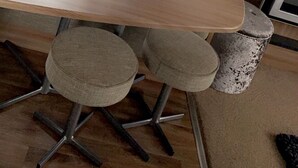 Un coin repas comprenant une table, des chaises et une fenêtre avec des rideaux.