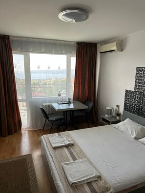 Deluxe Double or Twin Room | Peralatan tempat tidur hipoalergenik, gebar bulu kapas 
