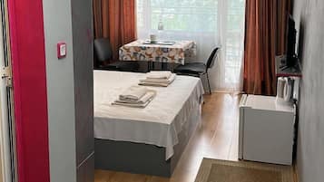 Habitació doble o amb dos llits individuals bàsica | Roba de llit hipoal·lergògena, cobrellits i cortines opaques