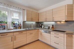 Kylskåp, mikrovågsugn, ugn och spishäll