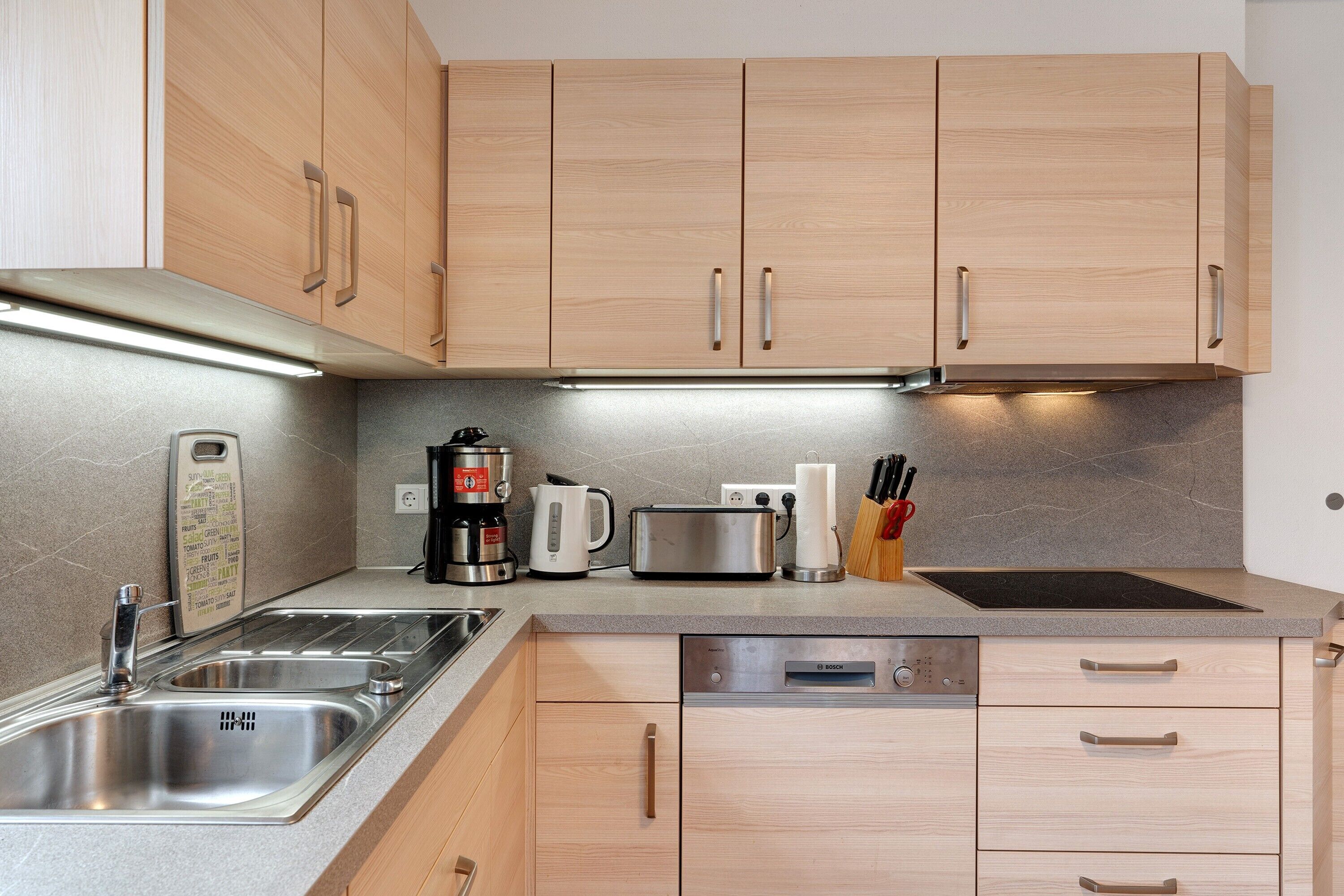 Kühlschrank, Mikrowelle, Ofen, Herdplatte