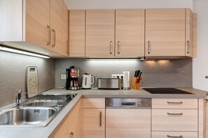Kühlschrank, Mikrowelle, Ofen, Herdplatte