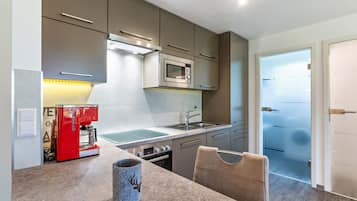 Fridge, oven, stovetop, dishwasher