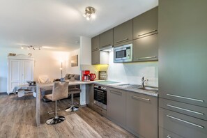 Jääkaappi, uuni, liesi, astianpesukone