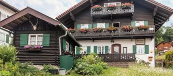 Renovated Apartment "Ferienwohnung - Hexi" with Mountain View, Private Terrace & Wi-Fi