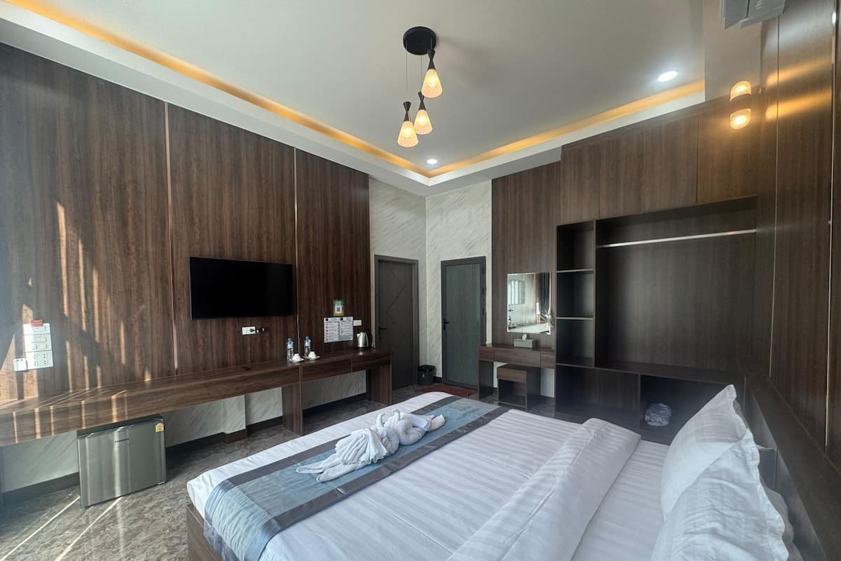 Family Suite River View (Jacuzzi) | 办公桌、床单