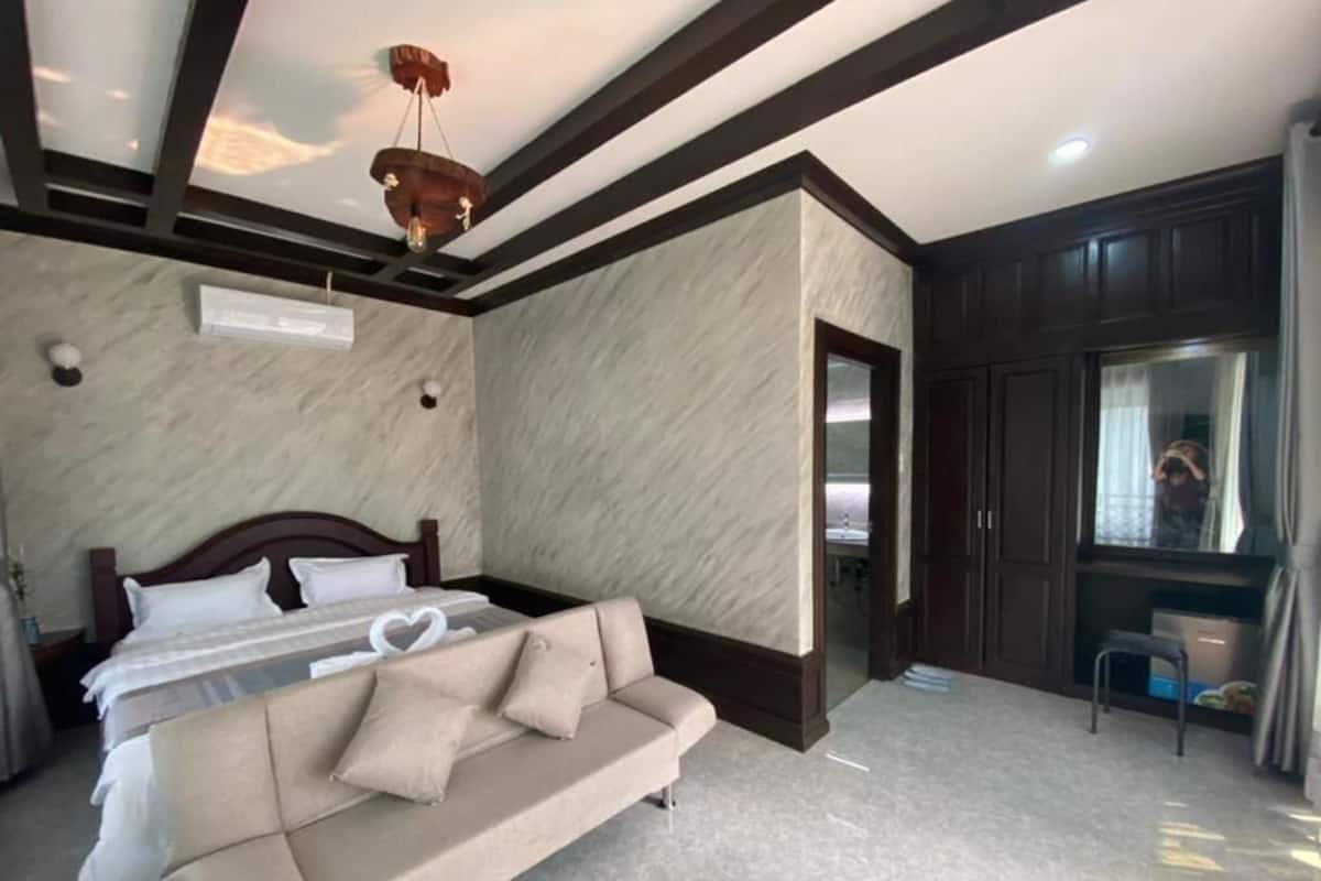 Superior Room Mountain View (Jacuzzi) | 办公桌、床单