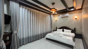 Deluxe Room Mountain View | 办公桌、床单