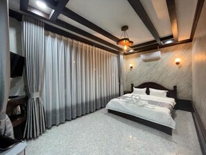 Deluxe Room Mountain View | 办公桌、床单