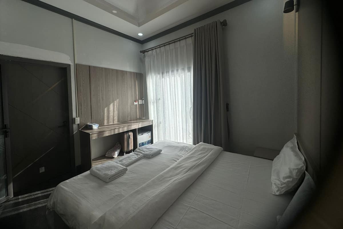 Luxury Quadruple Room | Desk, bed sheets