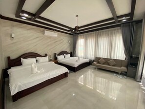 Family Suite River View | Schreibtisch, Bettwäsche