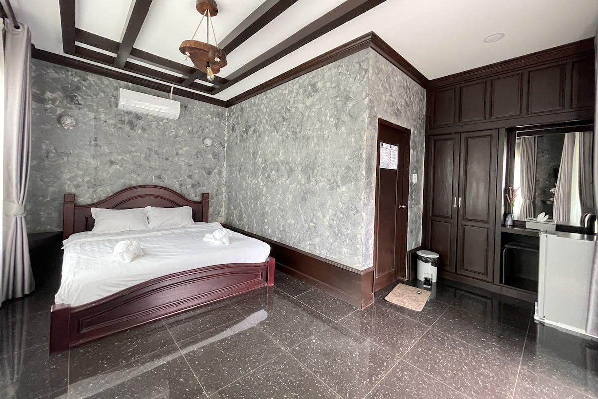 Deluxe Room Mountain View | 办公桌、床单